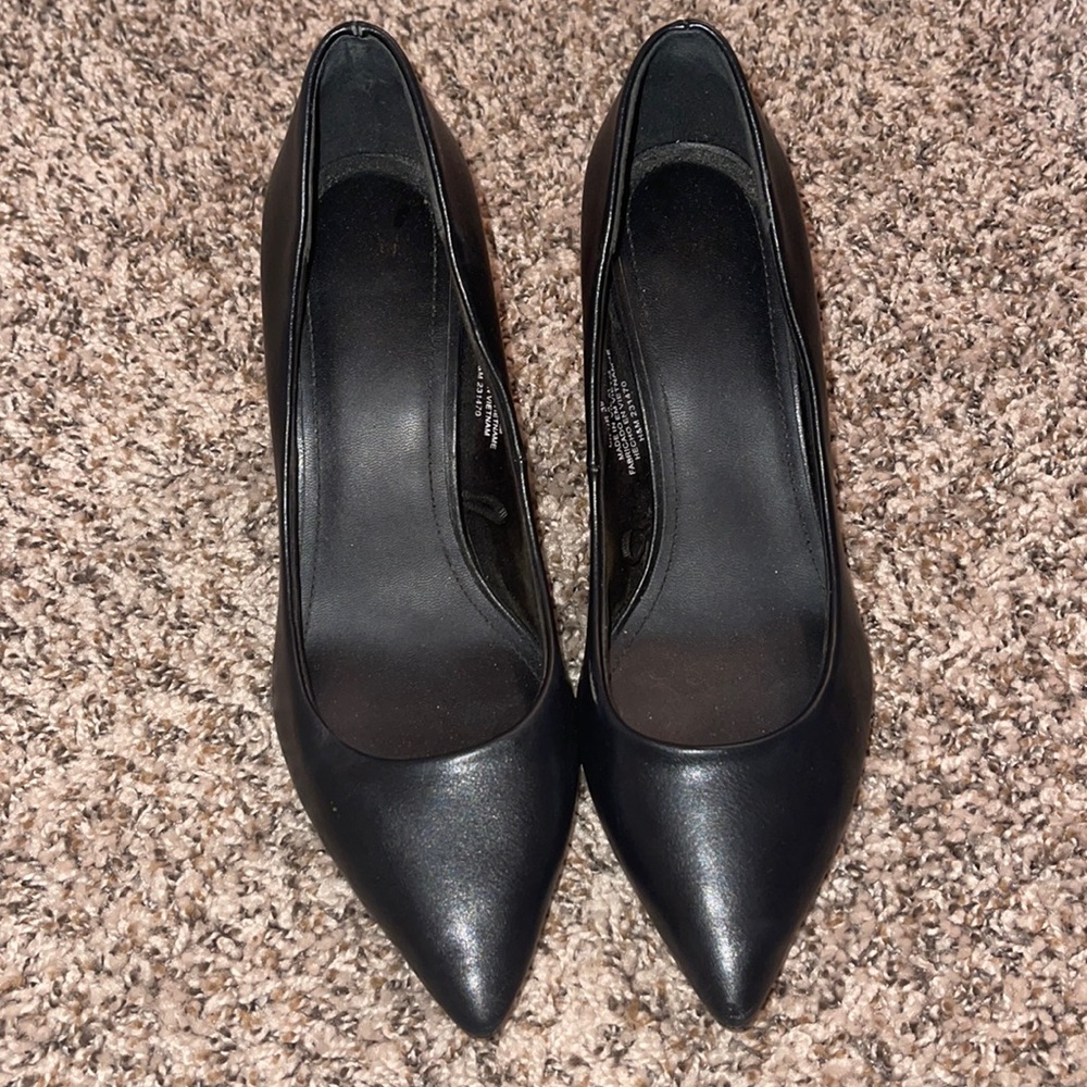 Black kitten heal pumps